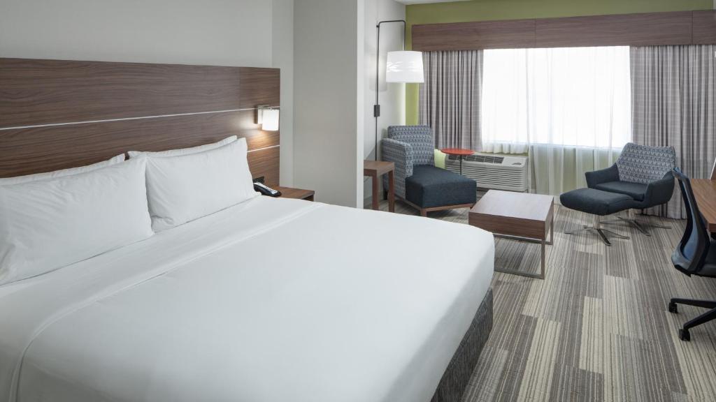Holiday Inn Express & Suites Orlando at SeaWorld, an IHG Hot